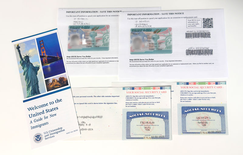 グリーンカード・社会保障番号カード・移民ガイドの写真